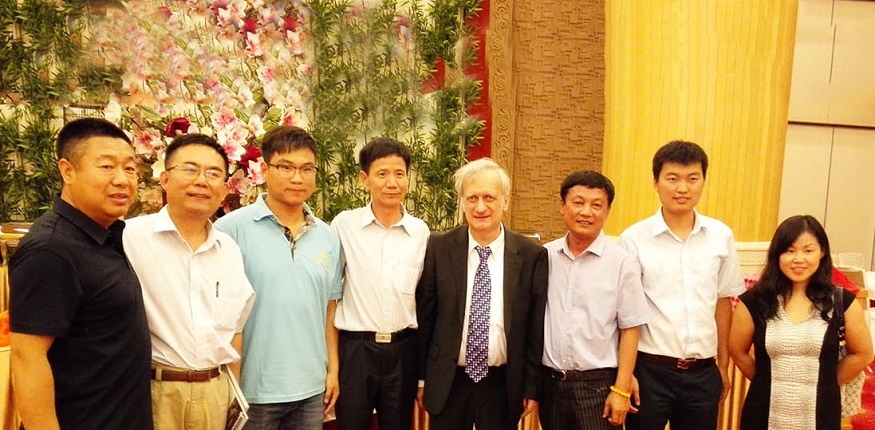 国内被动建筑专家与世界被动房之父沃尔夫冈·费斯特(Wolfgang-Feist)博士合影