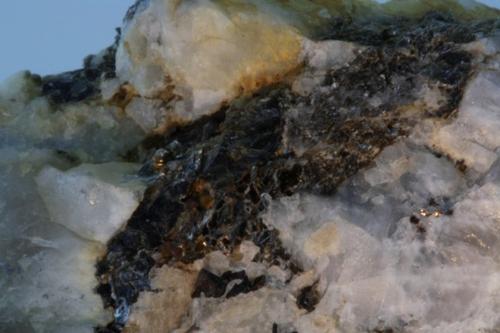 晶体硼是黑色的吗,晶体硼沸点