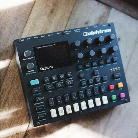 二茂铁硫脲型有机磁体基板